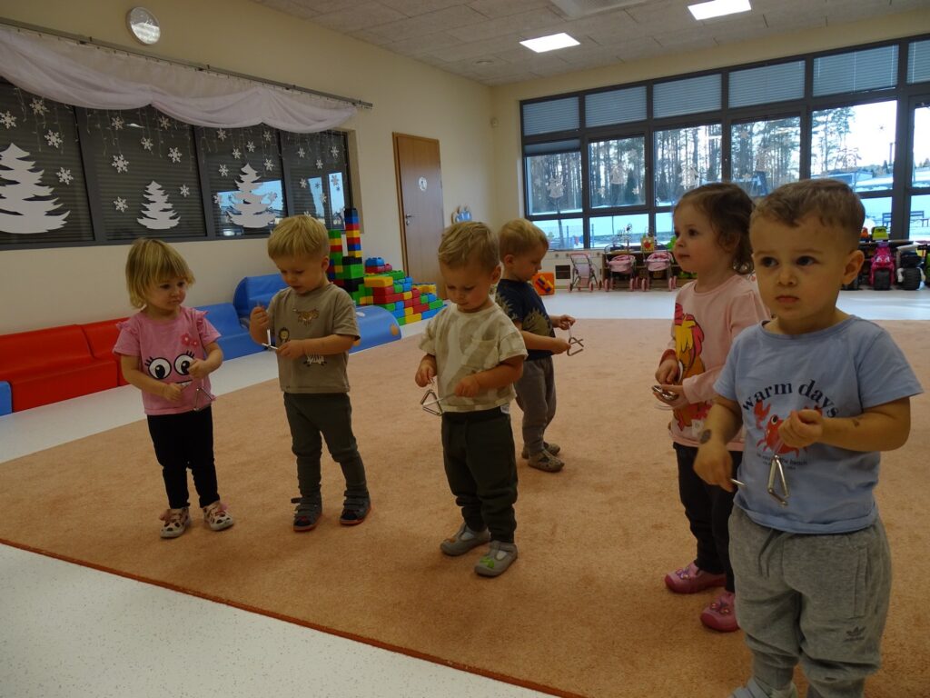 Dzieci grają na trójkątach