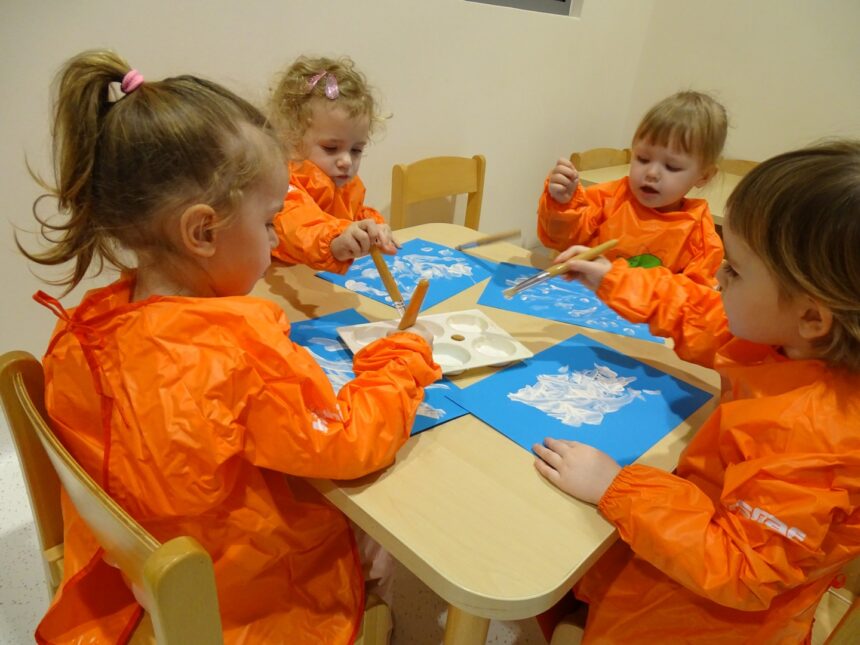 Dzieci malują farbami zimowy obrazek