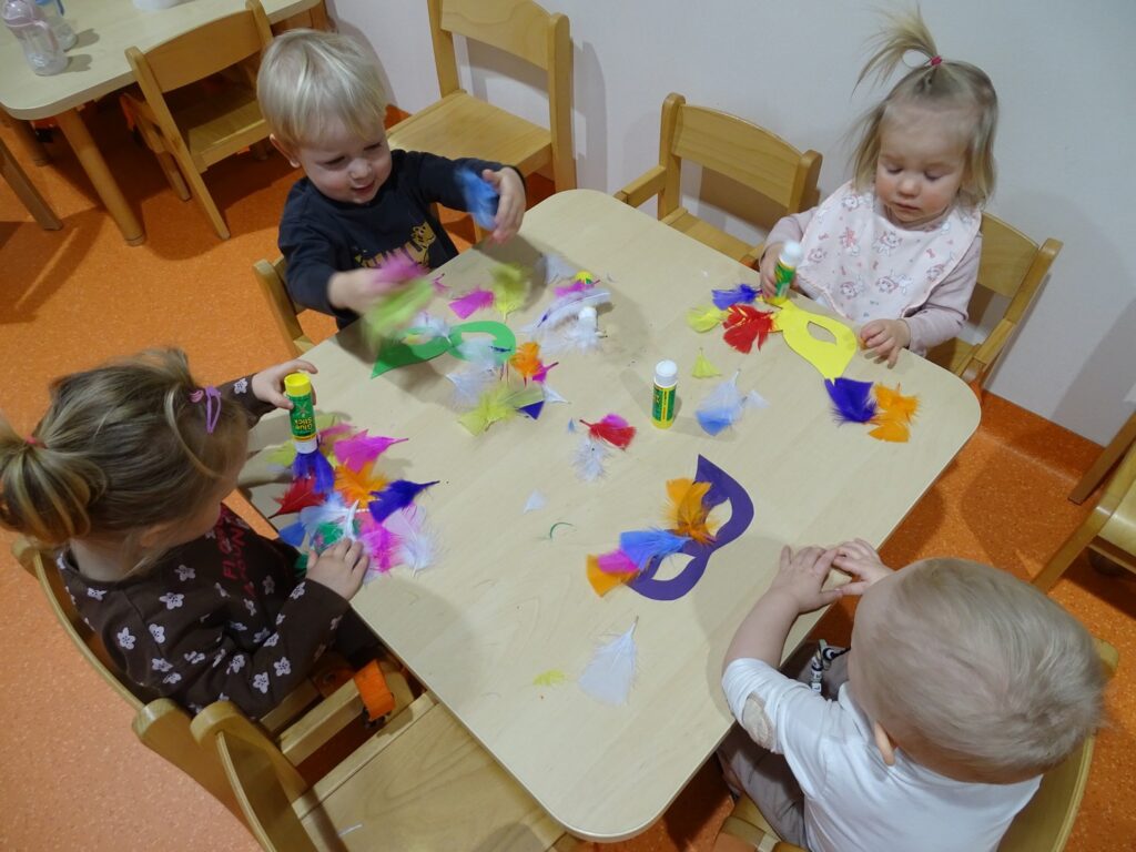 Dzieci ozdabiają maski karnawałowe