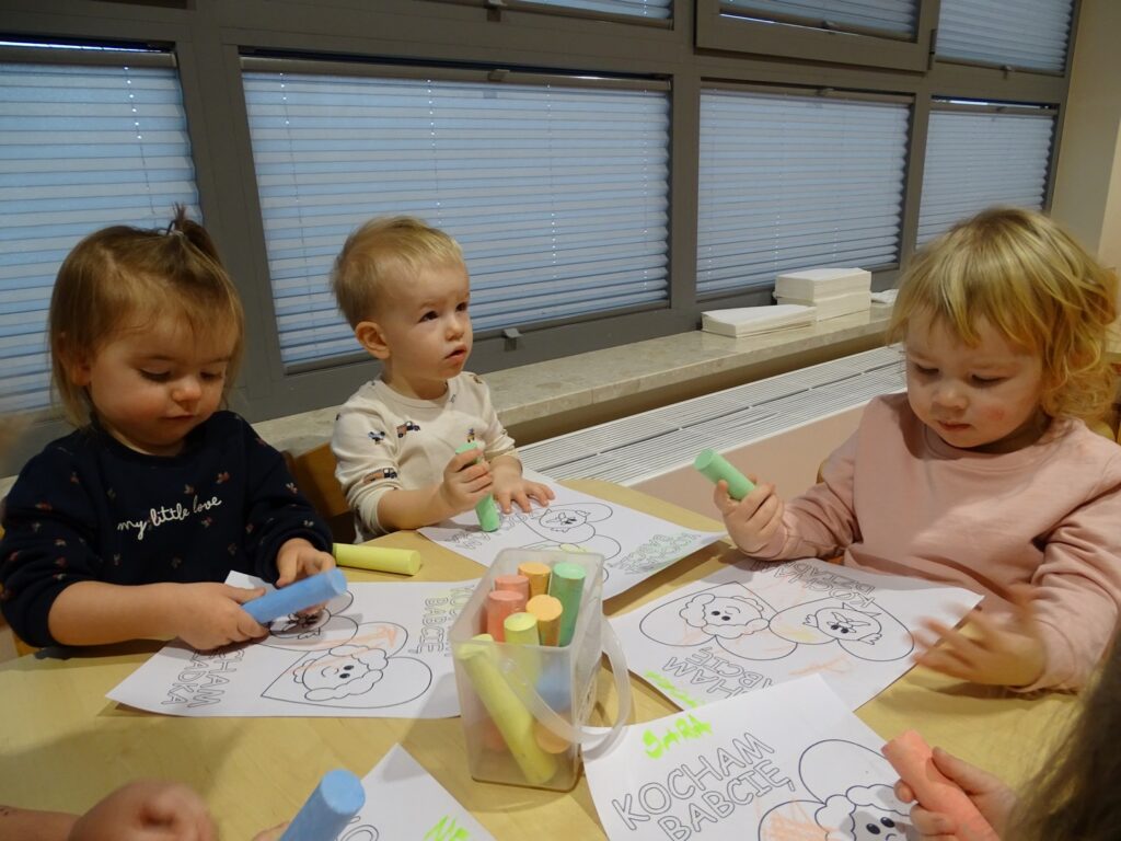 Dzieci szykują laurki dla babci i dziadka