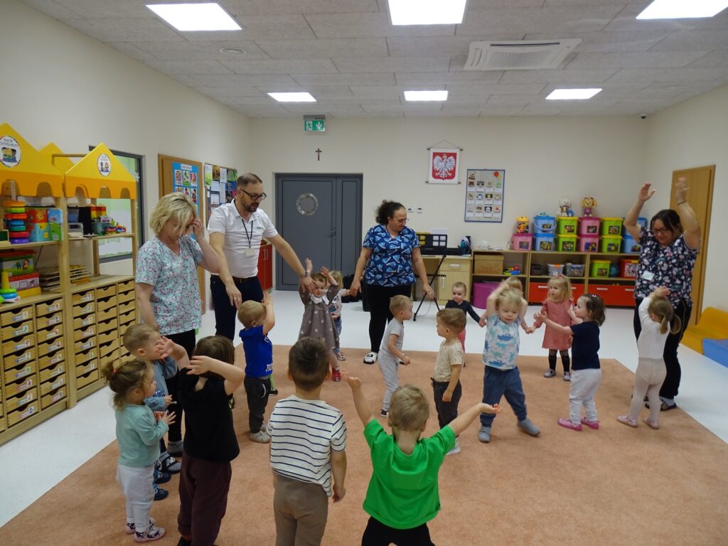 Dzieci tańczą w rytm muzyki