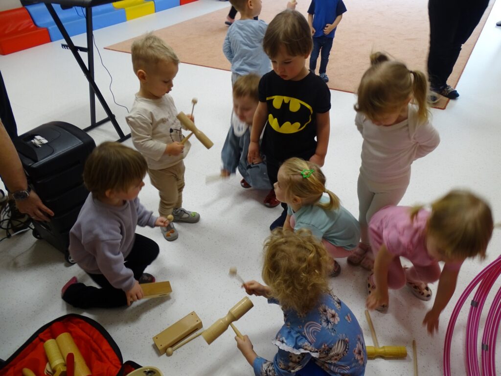 Dzieci wybierają instrumenty