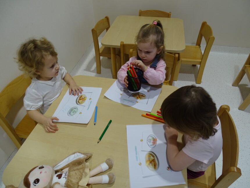 Dziewczynka wybiera kolor kredki