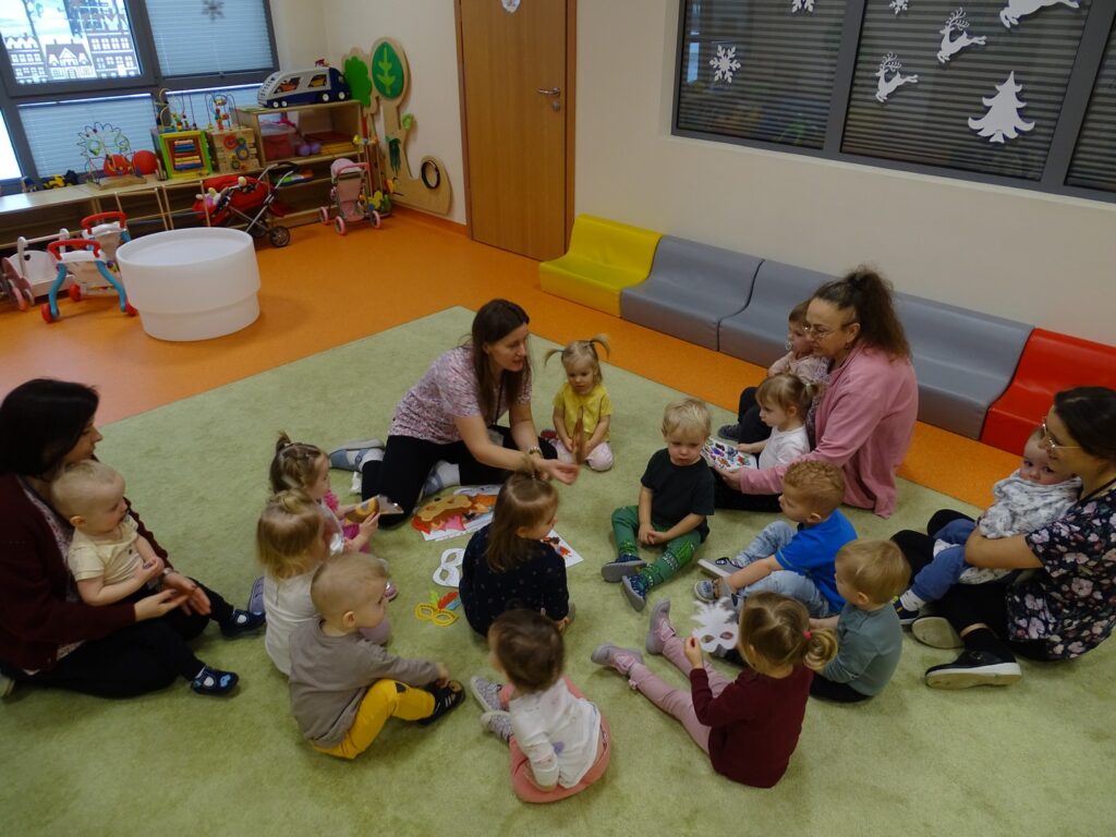 Wszyscy siedzą na dywanie