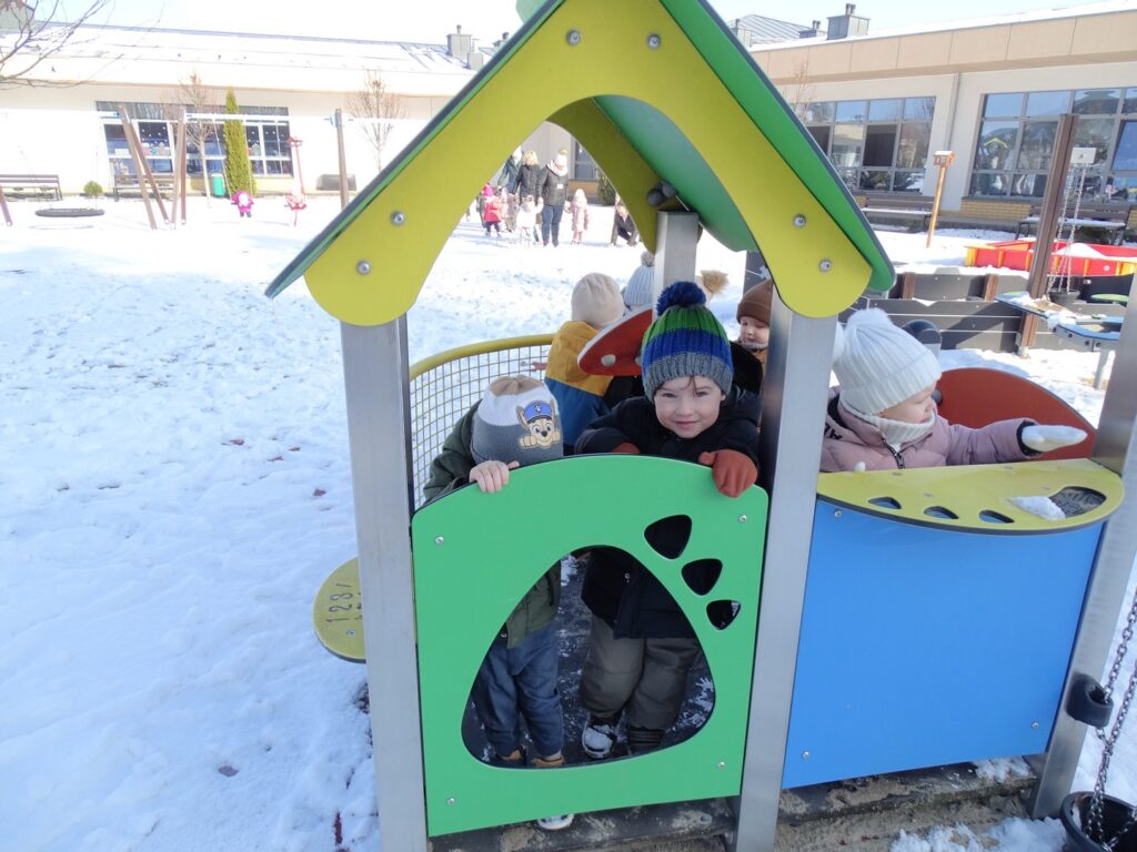 Chłopczyk wygląda przez okienko