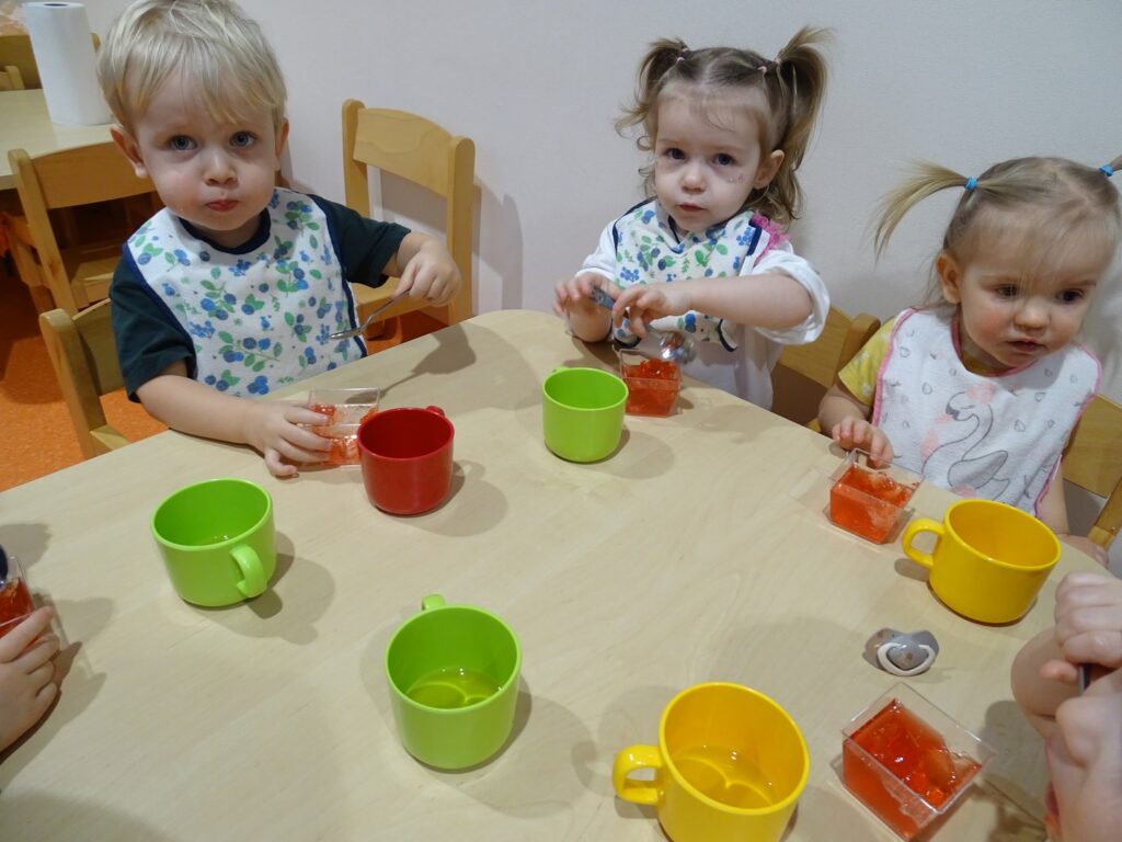 Dzieci jedzą galaretkę