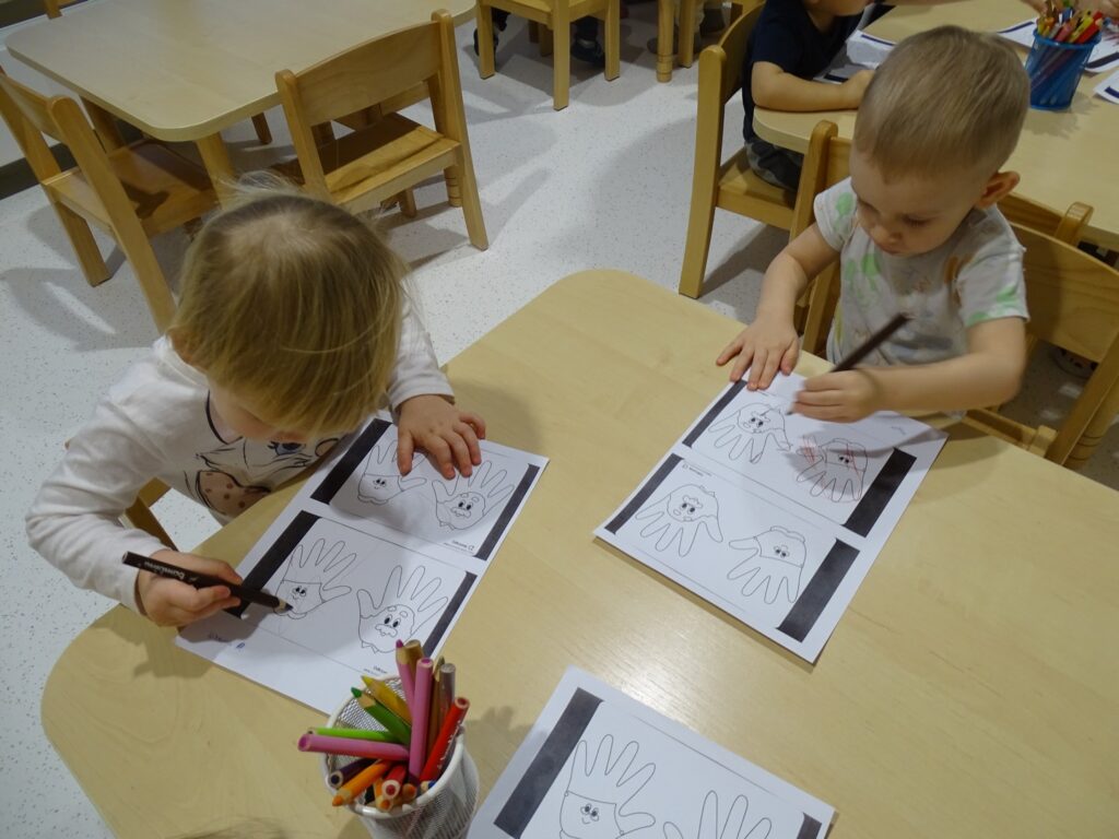 Dzieci malują obrazek