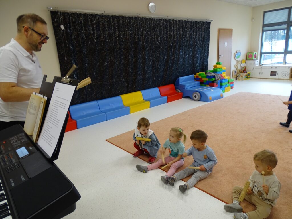 Dzieci próbują grać z panem