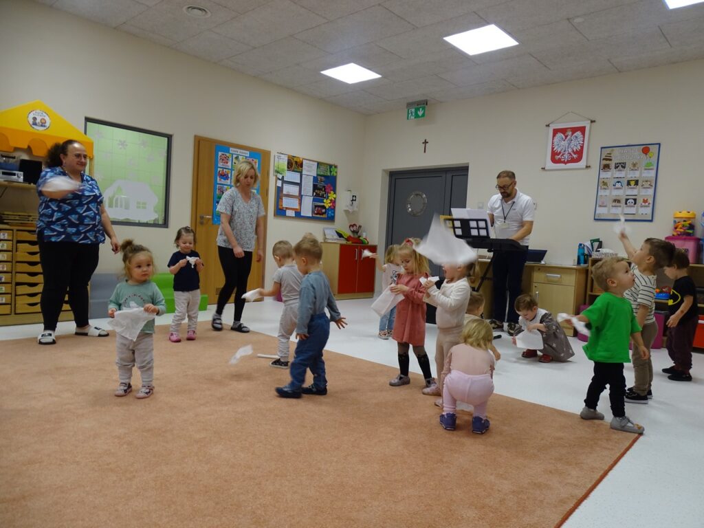 Dzieci rzucają chusteczkami imitującymi śnieg