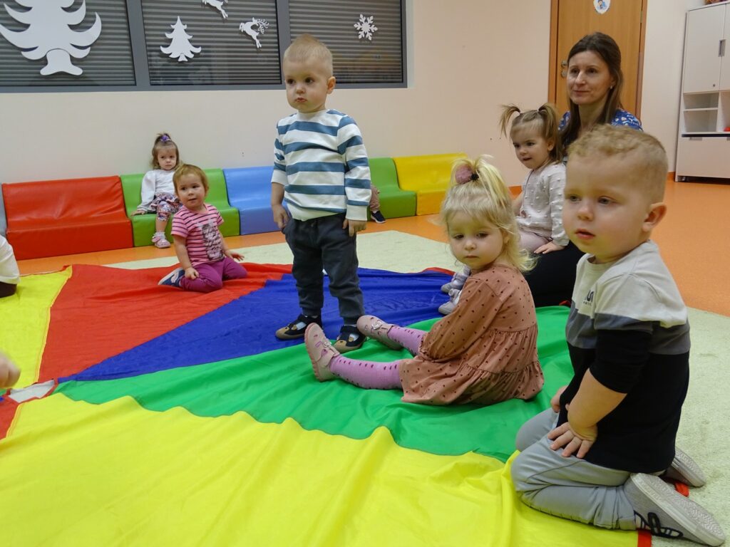 Dzieci siedzą na chuście