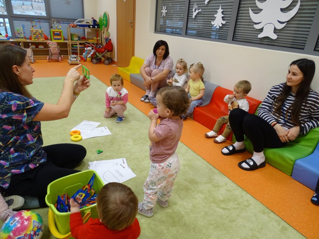 Dzieci słuchają opiekuna