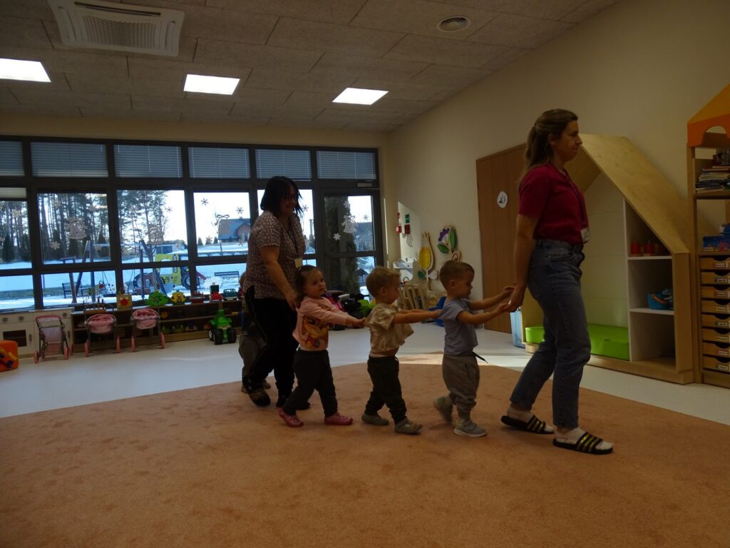 Dzieci tworzą saneczki