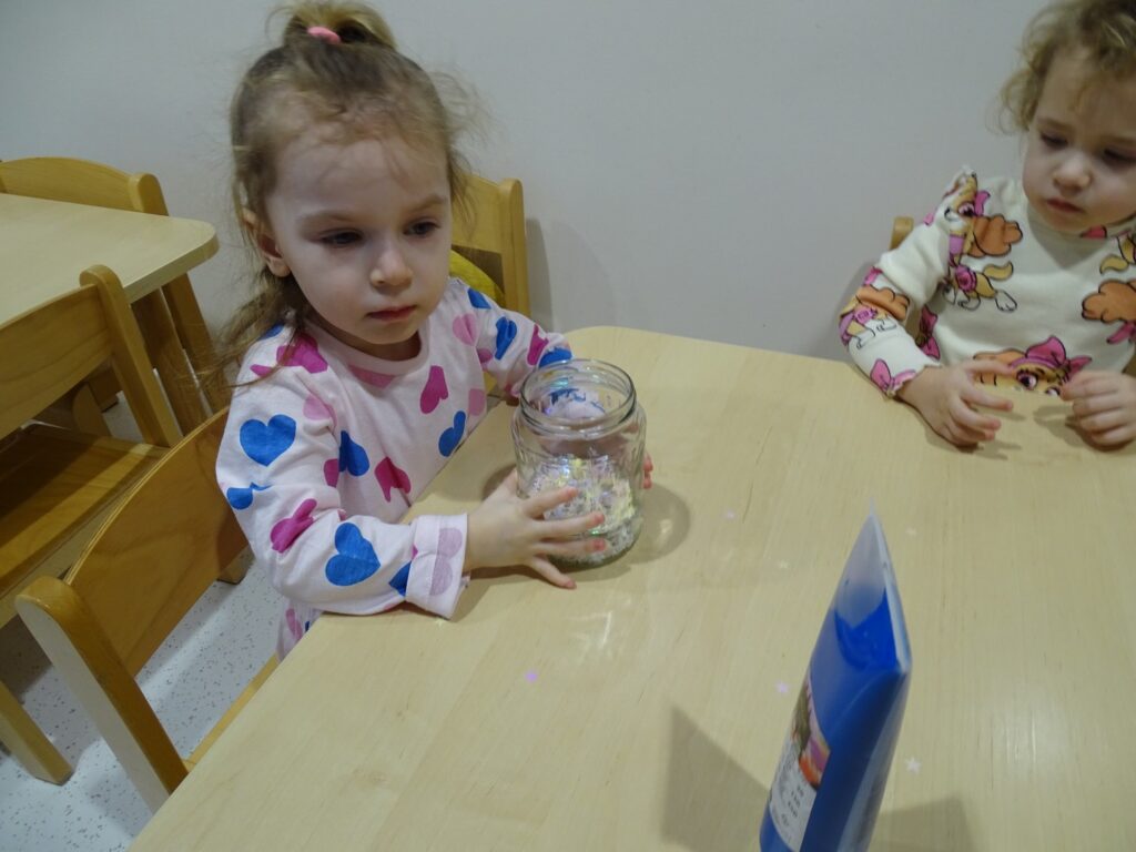 Dziewczynka trzyma słoik