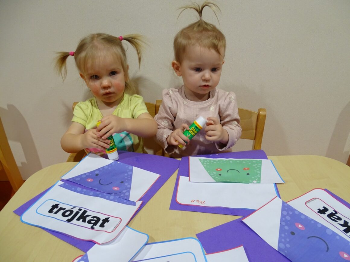 Dziewczynki pracują z klejem