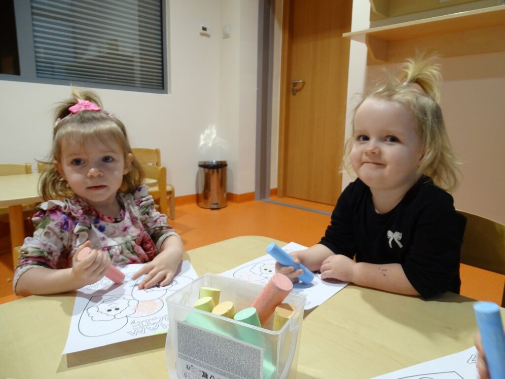 Dziewczynki przy stoliku