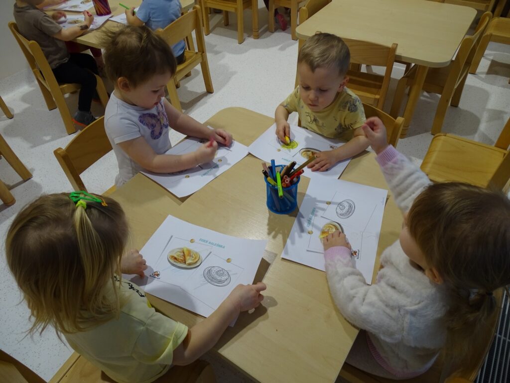 Chłopczyk odkłada kredkę