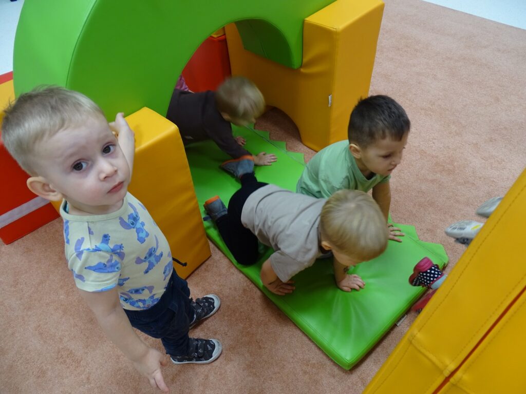 Chłopczyk pozuje do zdjęcia