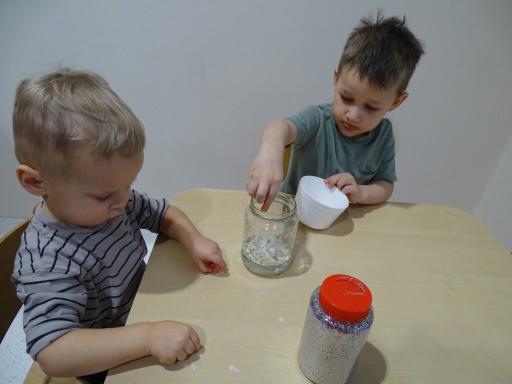 Chłopczyk wrzuca gwiazdki do słoika