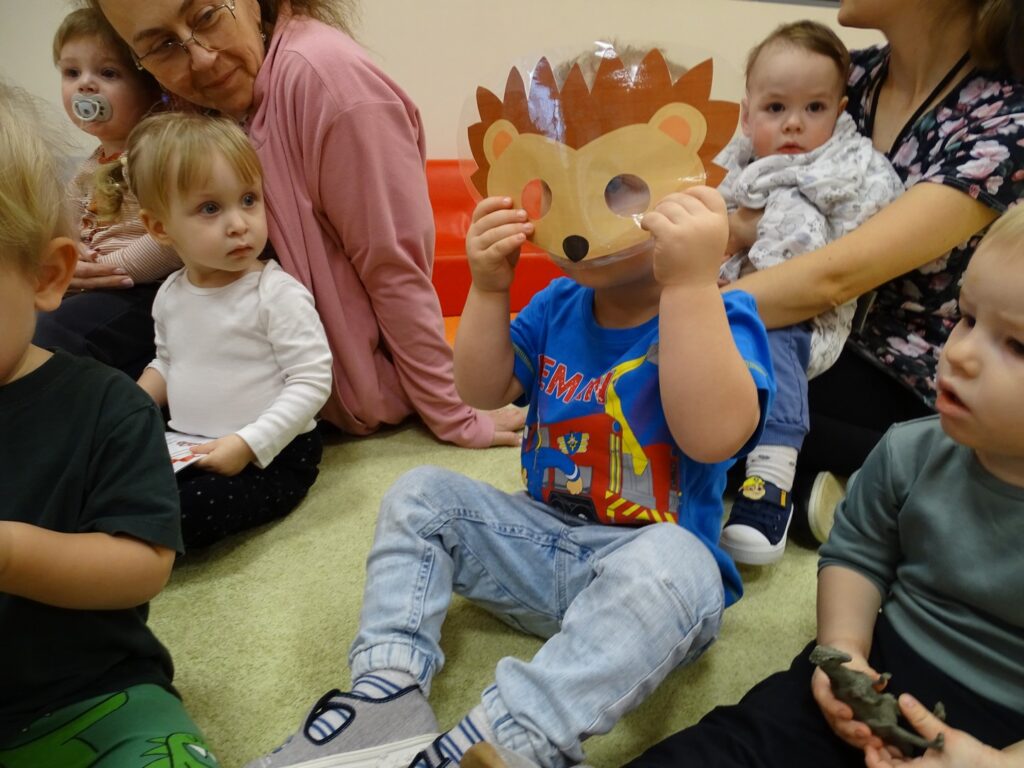 Chłopiec trzyma maskę