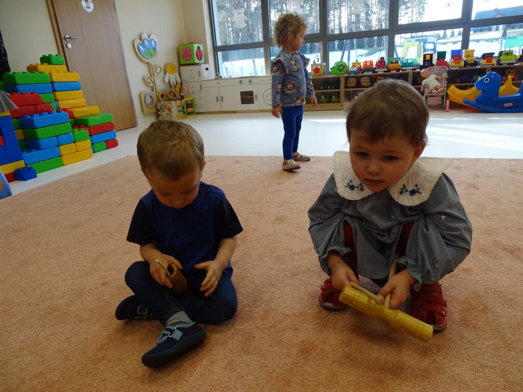 Dzieci grają na instrumentach