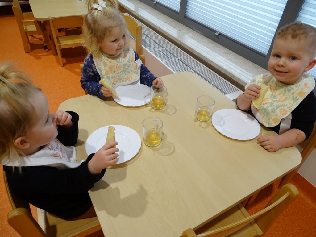 Dzieci jedzą naleśniki