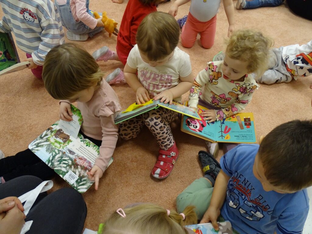 Dzieci oglądają książeczki