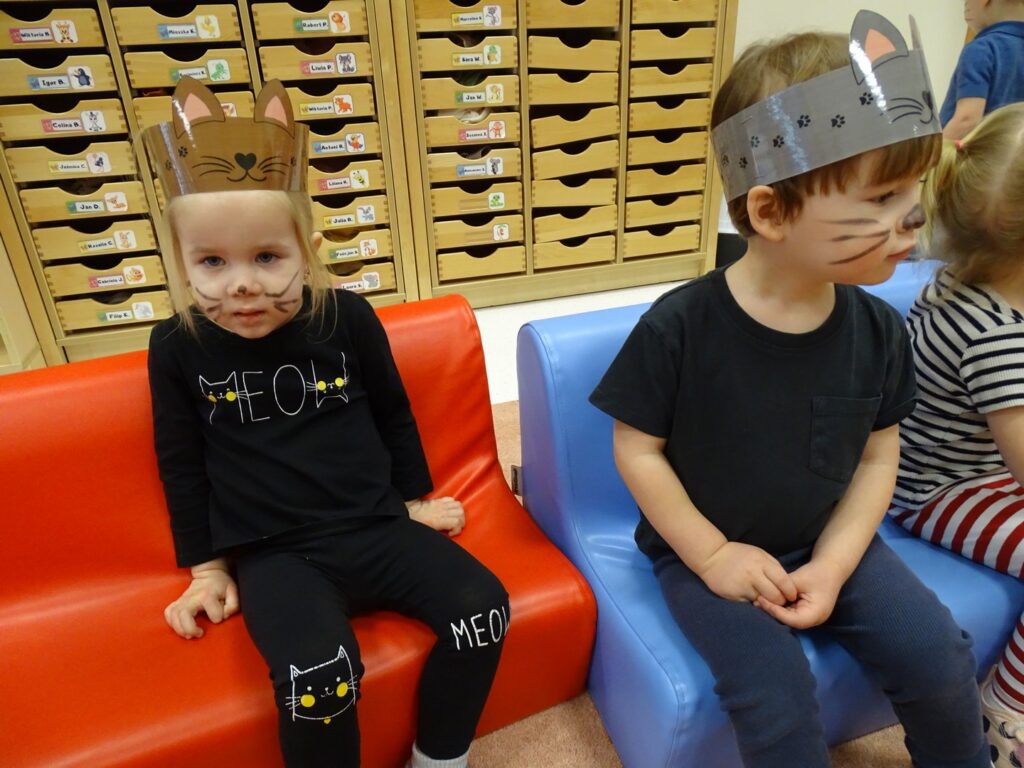 Dzieci pozują z pomalowanymi buziami