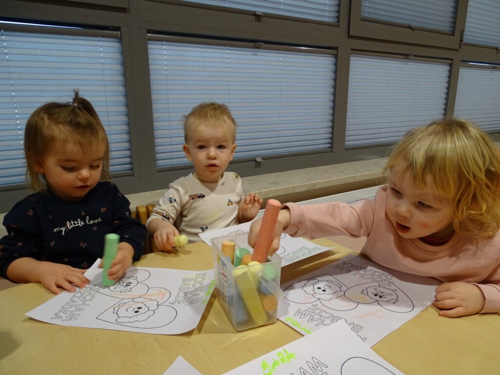 Dzieci pracują z kredą