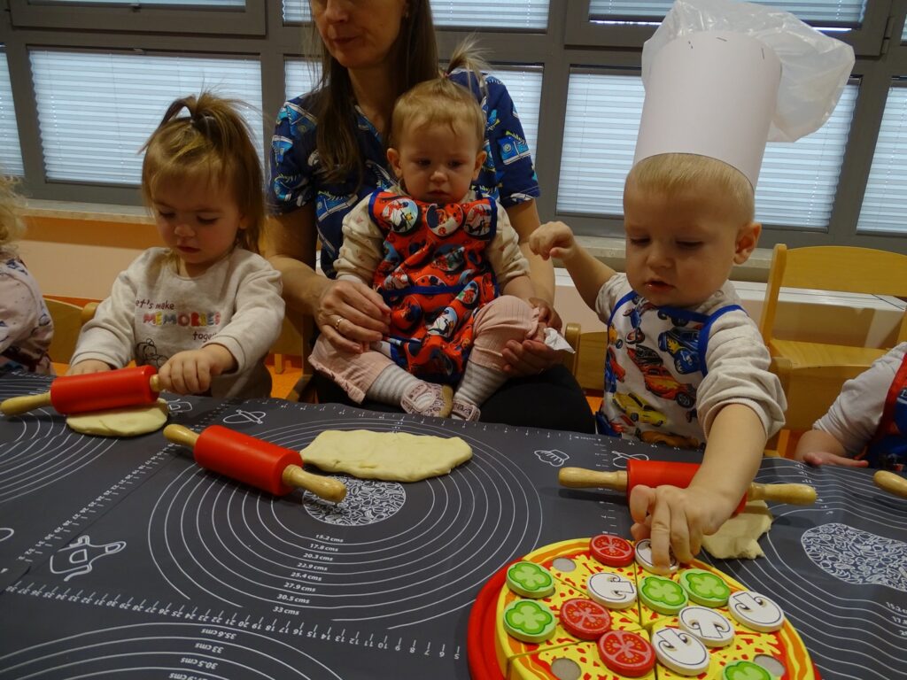 Dzieci robią pizzę
