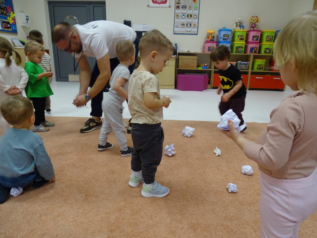 Dzieci robią z papieru śnieżynki