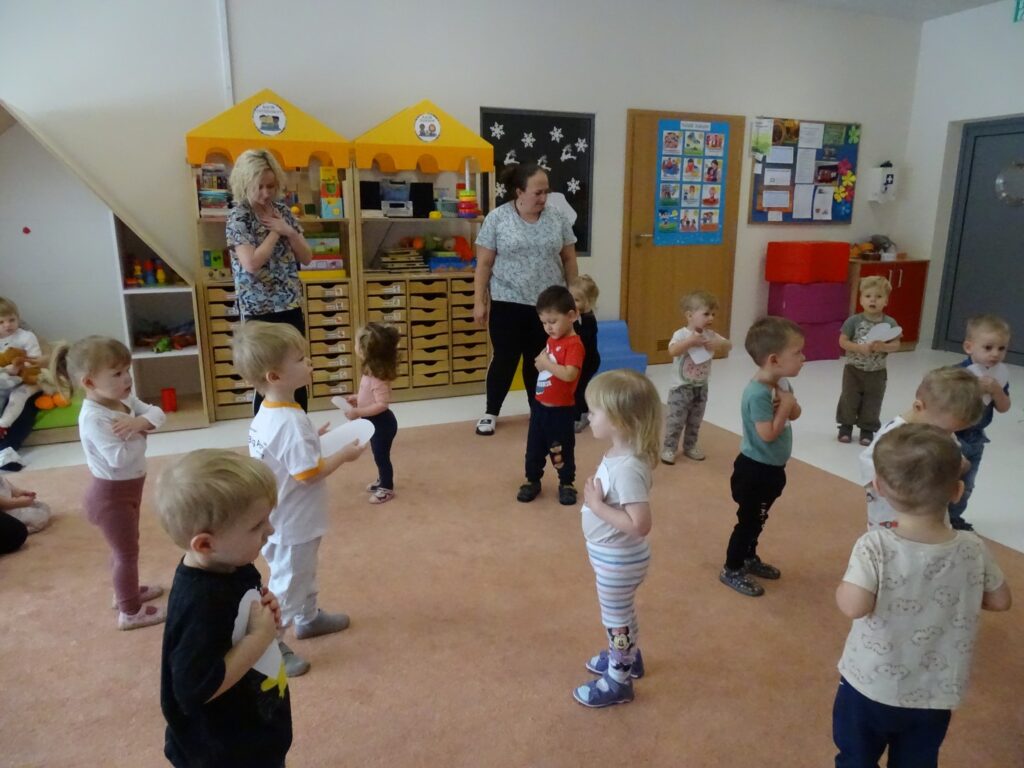 Dzieci tańczą z serduszkami