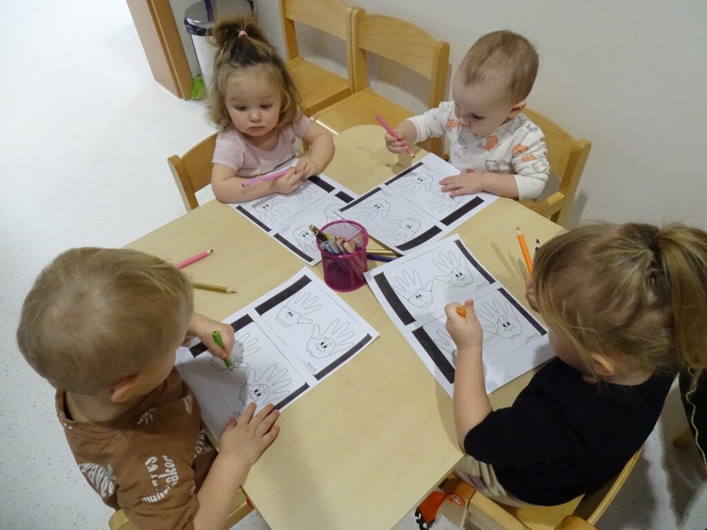 Dzieci wykonują laurkę dla babci i dziadka