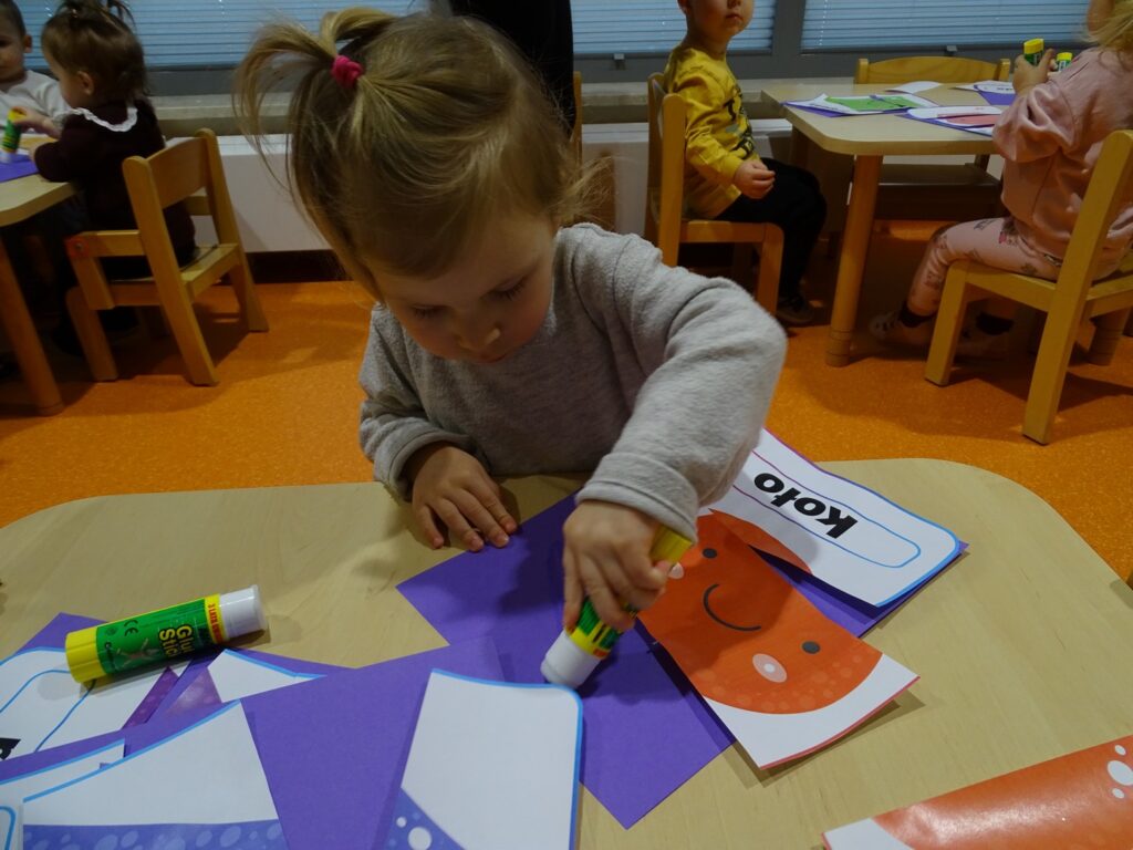 Dziewczynka przykleja