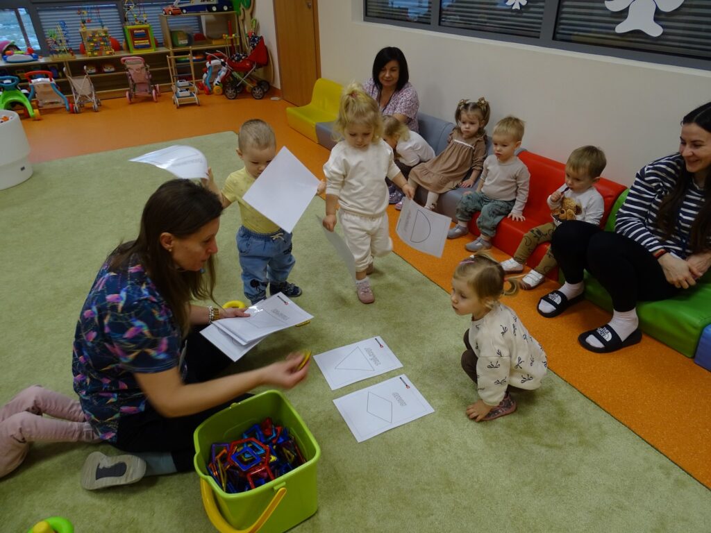 Opiekun przedstawia karty pracy