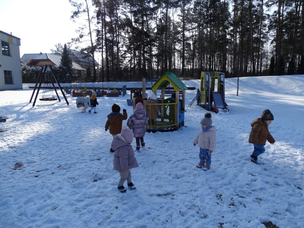 Dzieci bawią się w śniegu