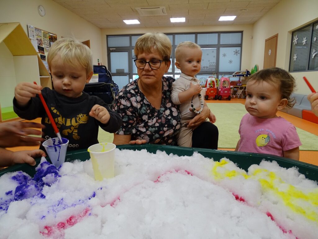 Dzieci malują śnieg