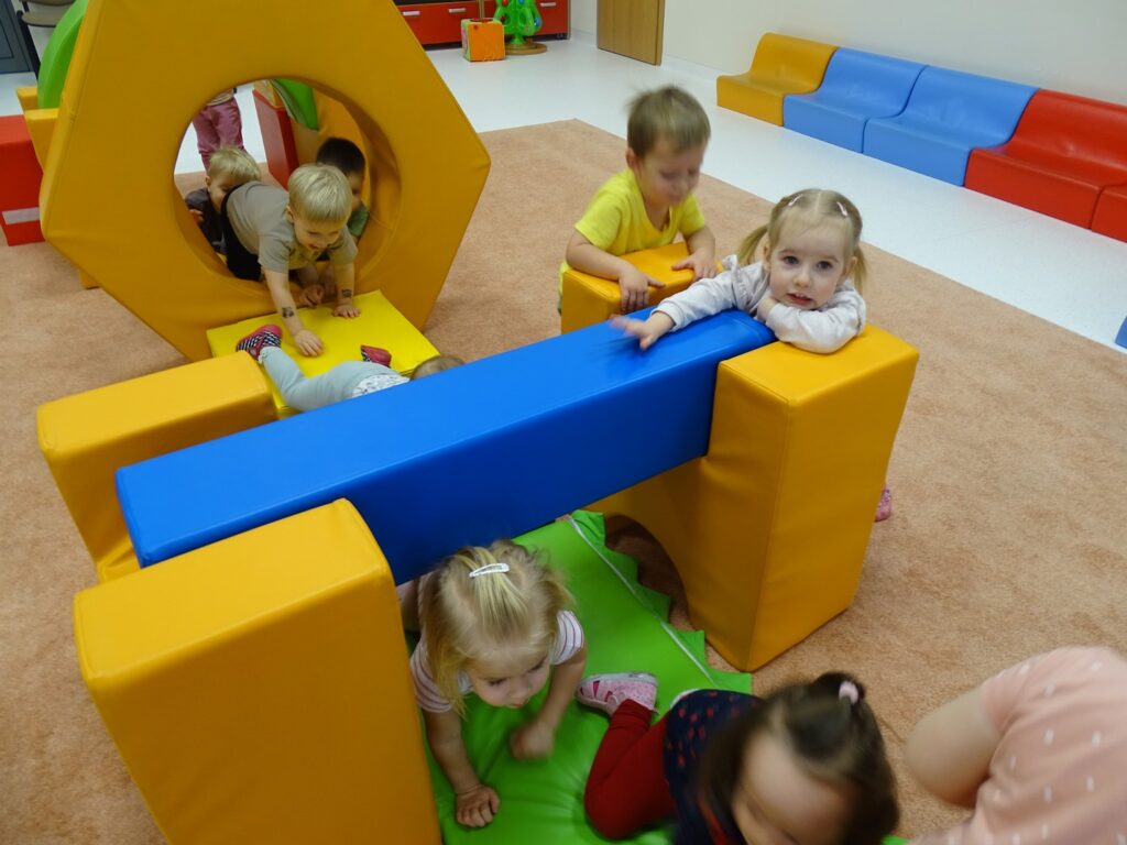 Dzieci pokonują tor przeszkód