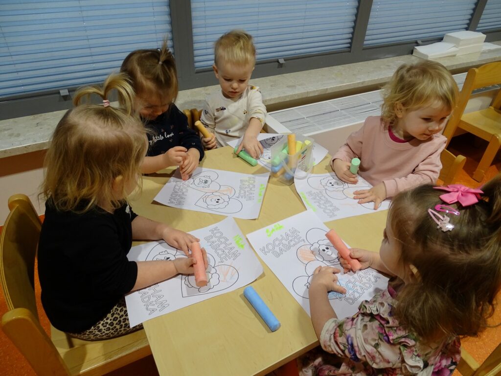 Dzieci pracują przy stoliku