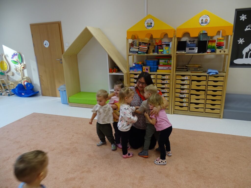 Dzieci przytulają opiekunkę