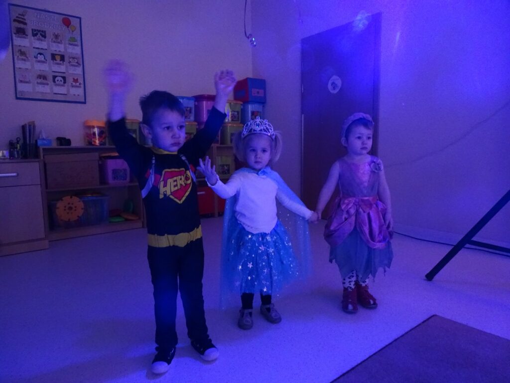 Dzieci trzymają się za ręce