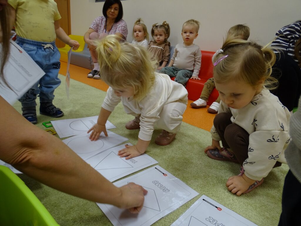 Dzieci uczą się kształtów