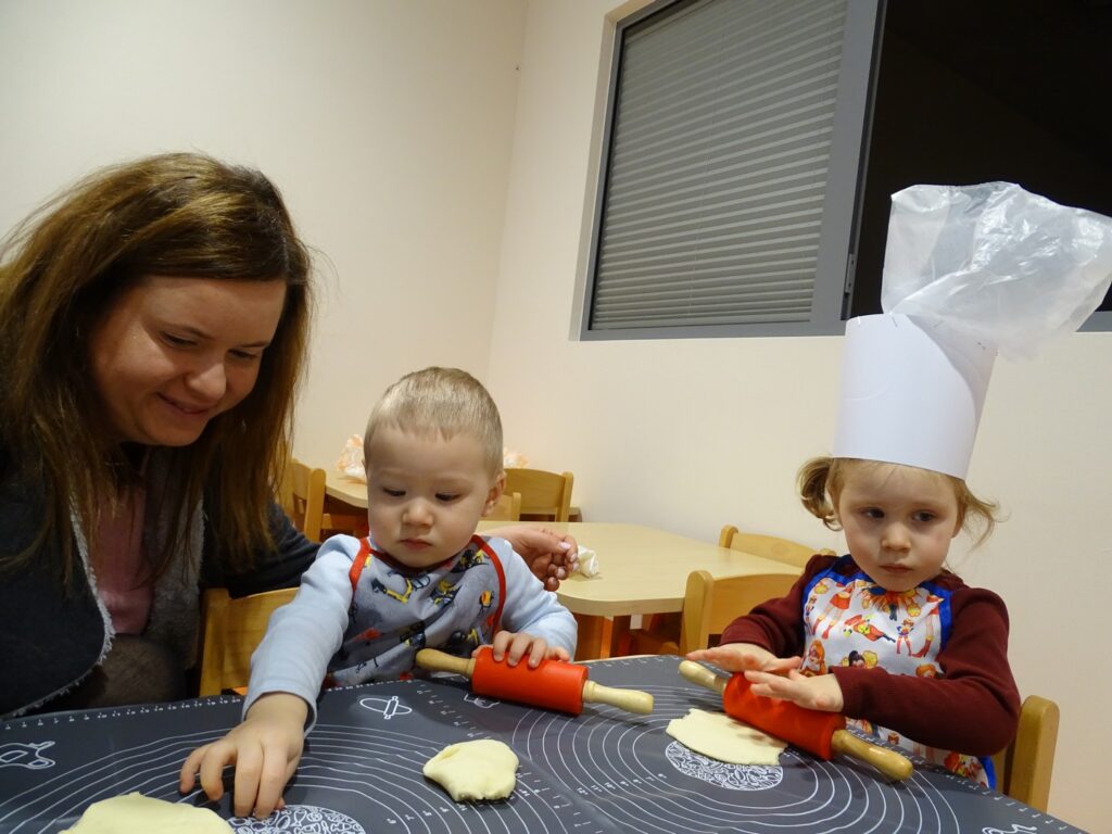 Dzieci wałkują ciasto na pizzę