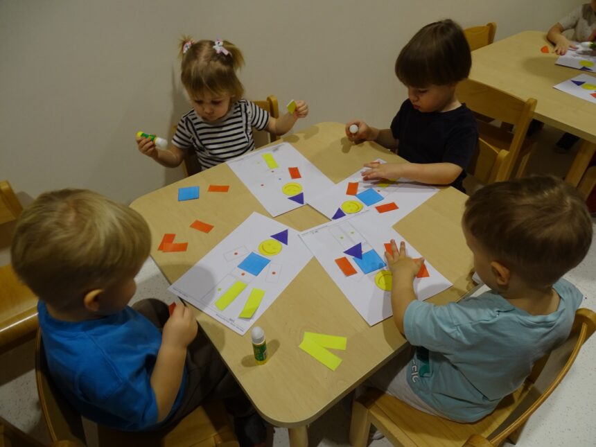 Dzieci wykonują pracę plastyczną