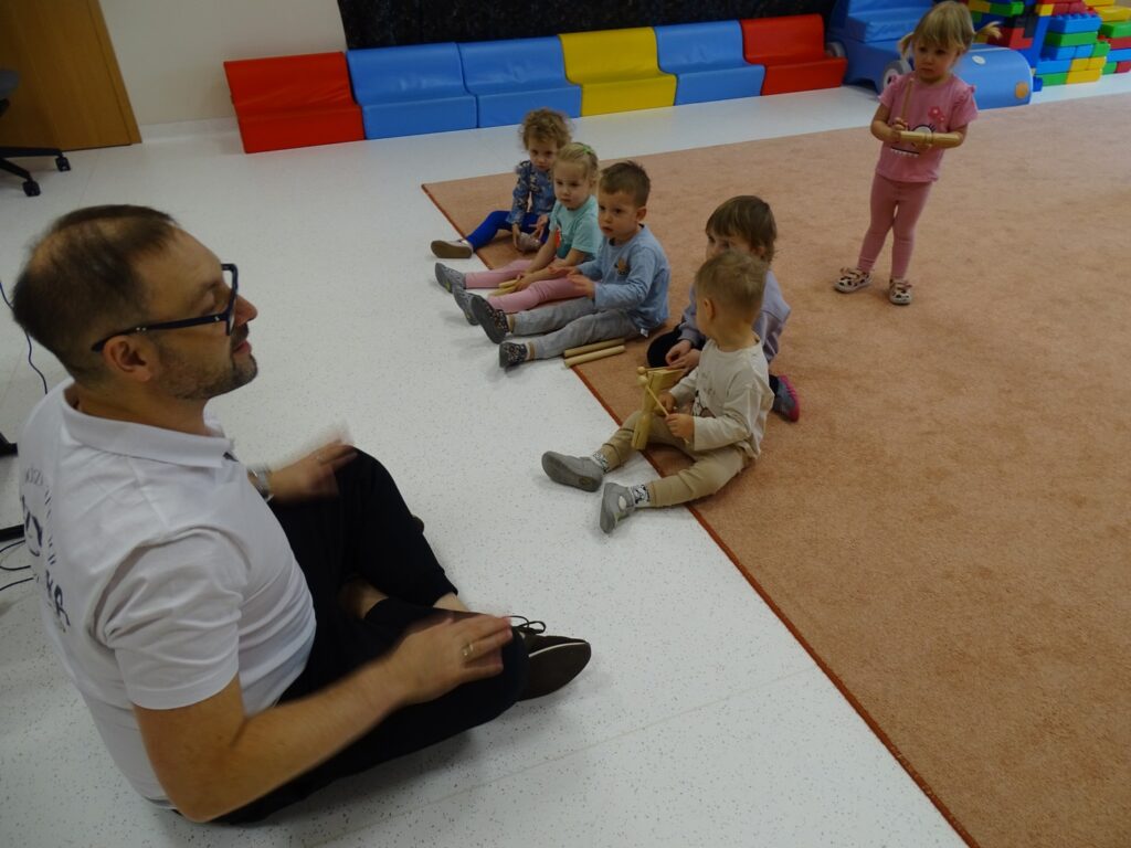 Dzieci wystukują rytm klaszcząc