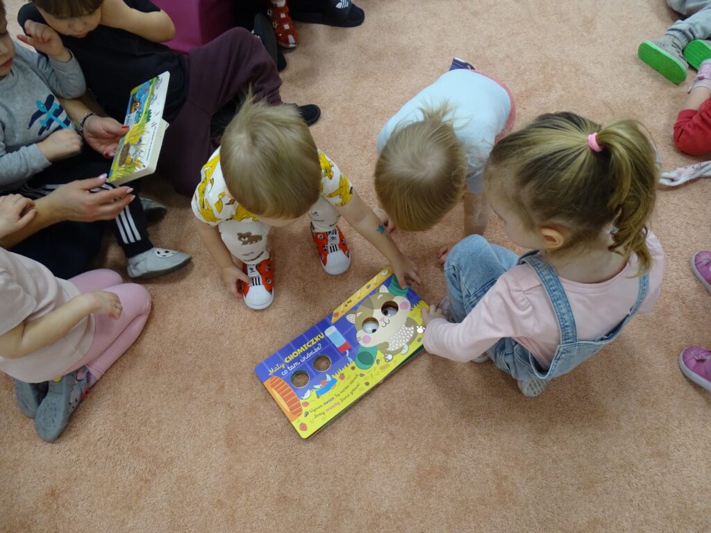 Dziewczynka przewraca kartki w książce