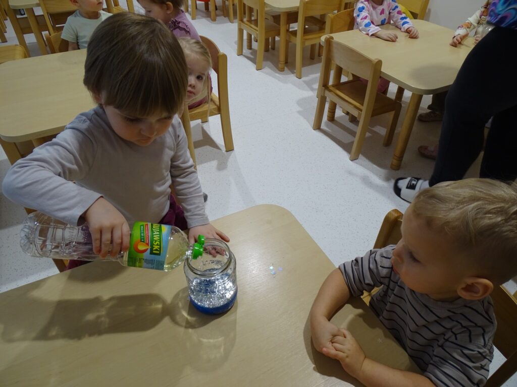 Dziewczynka wlewa olei roślinny do słoika