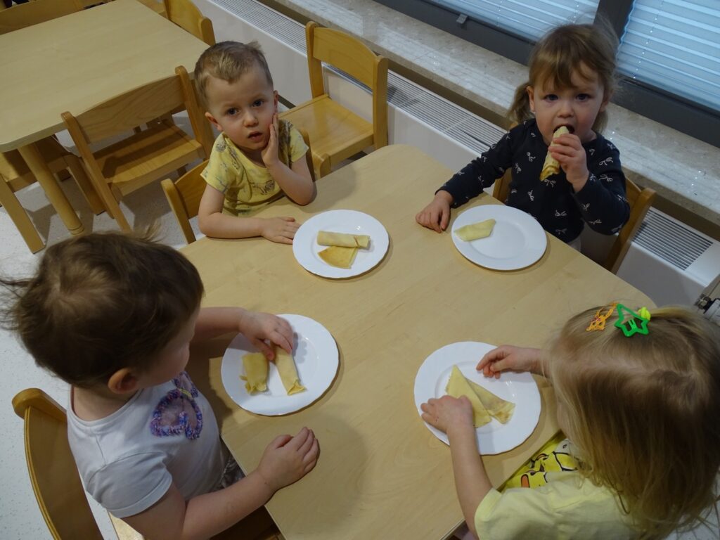Dziewczynka zjada naleśnika