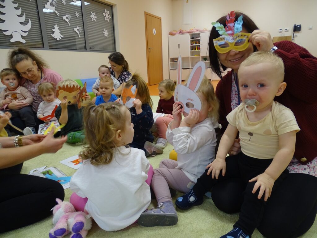 Opiekun przymierza maskę