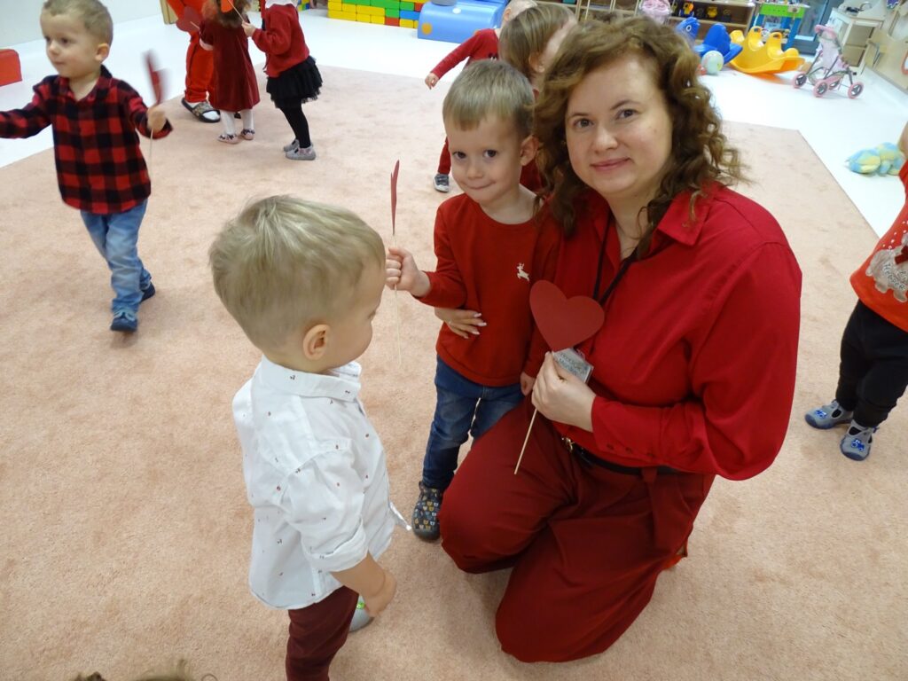 Chłopczyk wręcza pani dyrektor laurkę