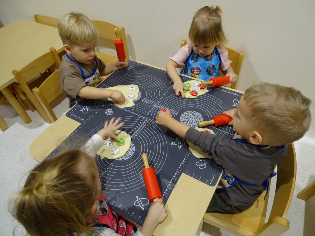 Chłopczyk wybiera składniki na pizzę